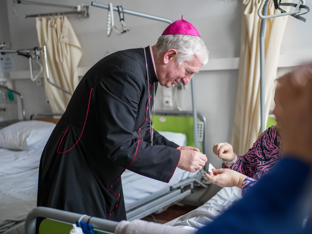 Biskup odwiedził szpital i hospicjum
