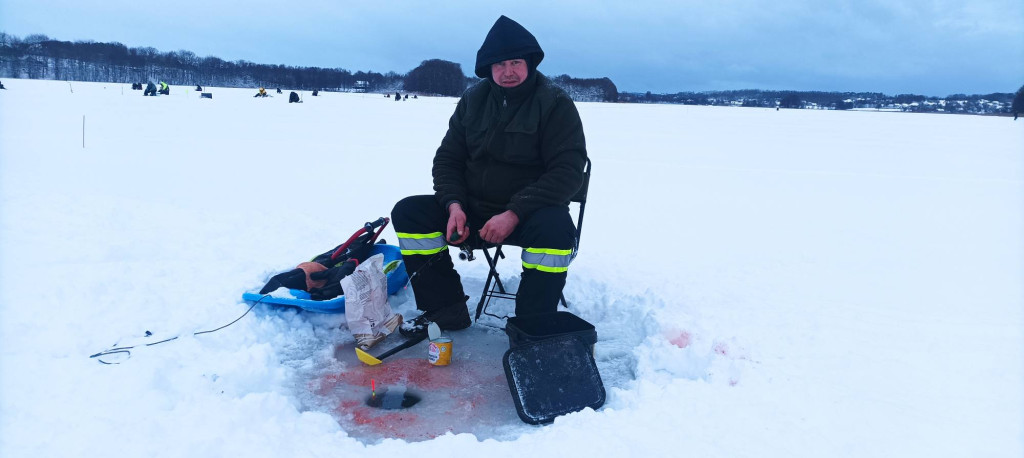 Podlodowe zawody wędkarskie na Jez. Tuchomskim