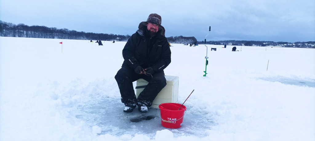 Podlodowe zawody wędkarskie na Jez. Tuchomskim