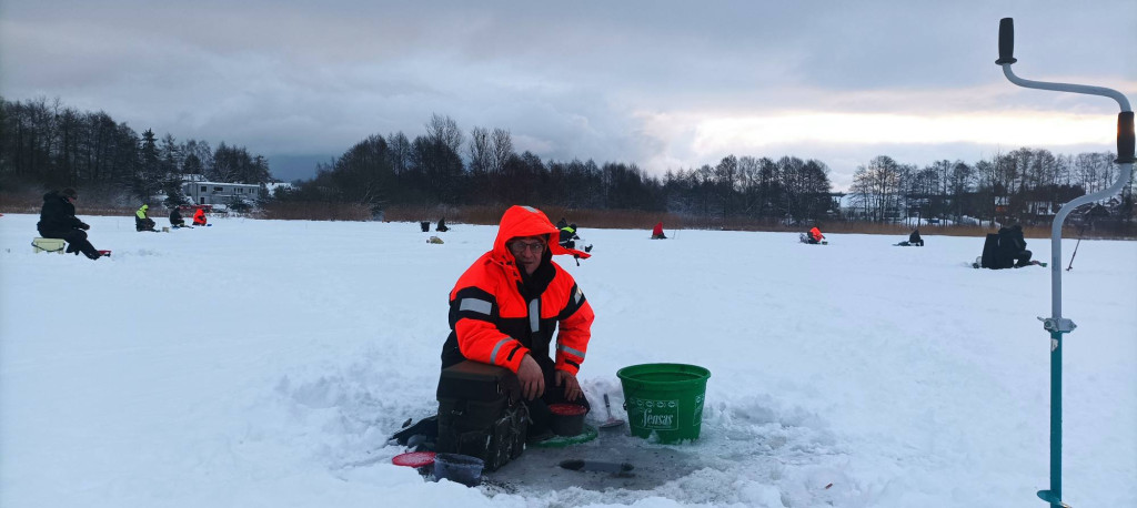 Podlodowe zawody wędkarskie na Jez. Tuchomskim