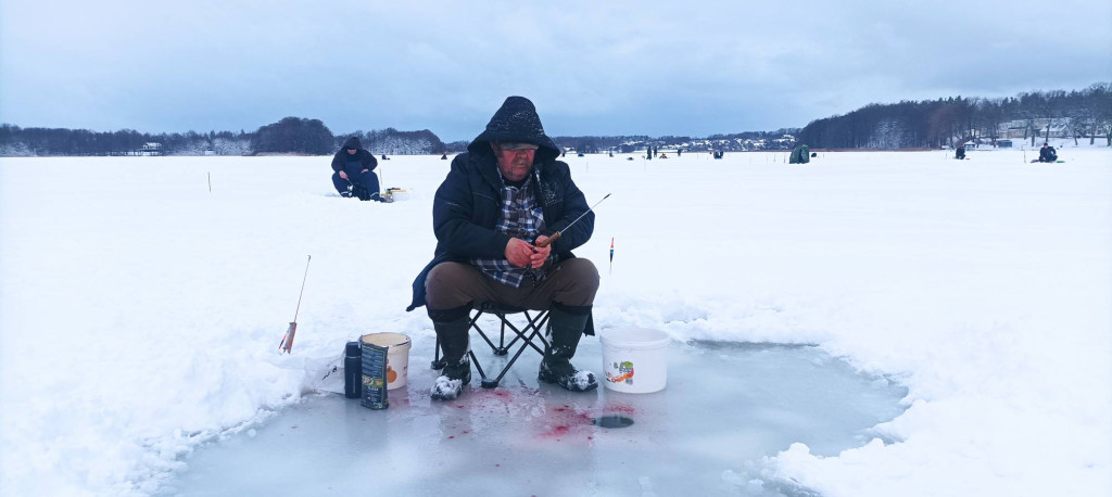 Podlodowe zawody wędkarskie na Jez. Tuchomskim