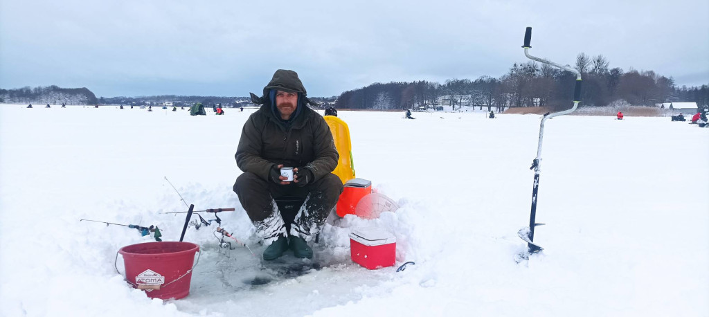 Podlodowe zawody wędkarskie na Jez. Tuchomskim