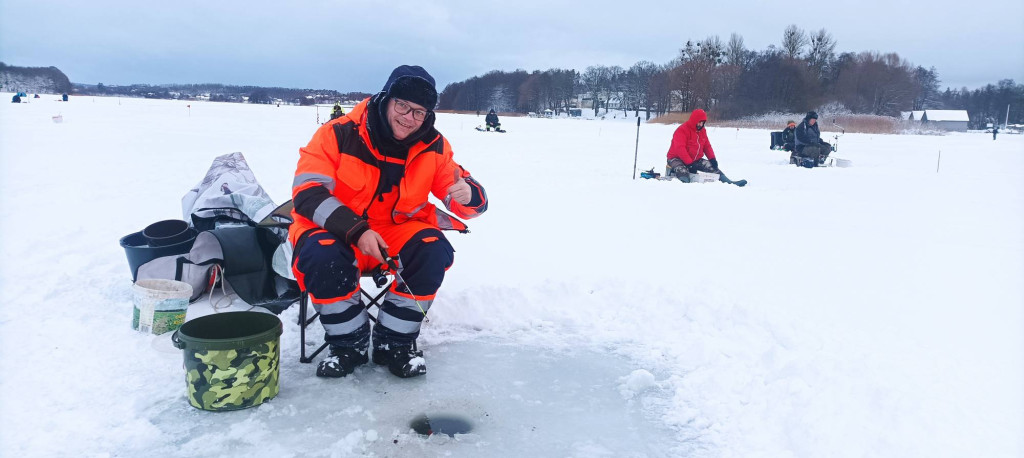 Podlodowe zawody wędkarskie na Jez. Tuchomskim