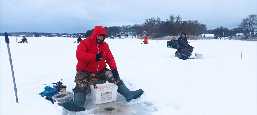 Podlodowe zawody wędkarskie na Jez. Tuchomskim