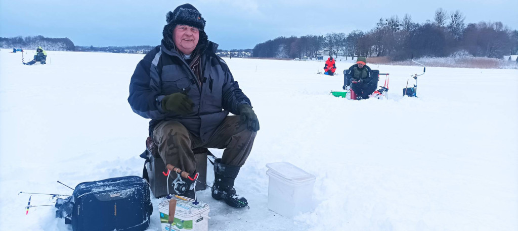 Podlodowe zawody wędkarskie na Jez. Tuchomskim