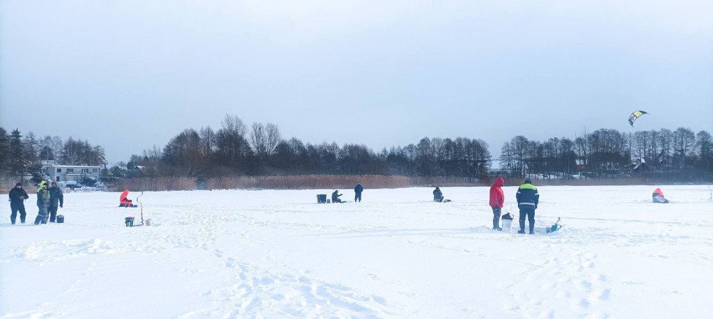 Podlodowe zawody wędkarskie na Jez. Tuchomskim