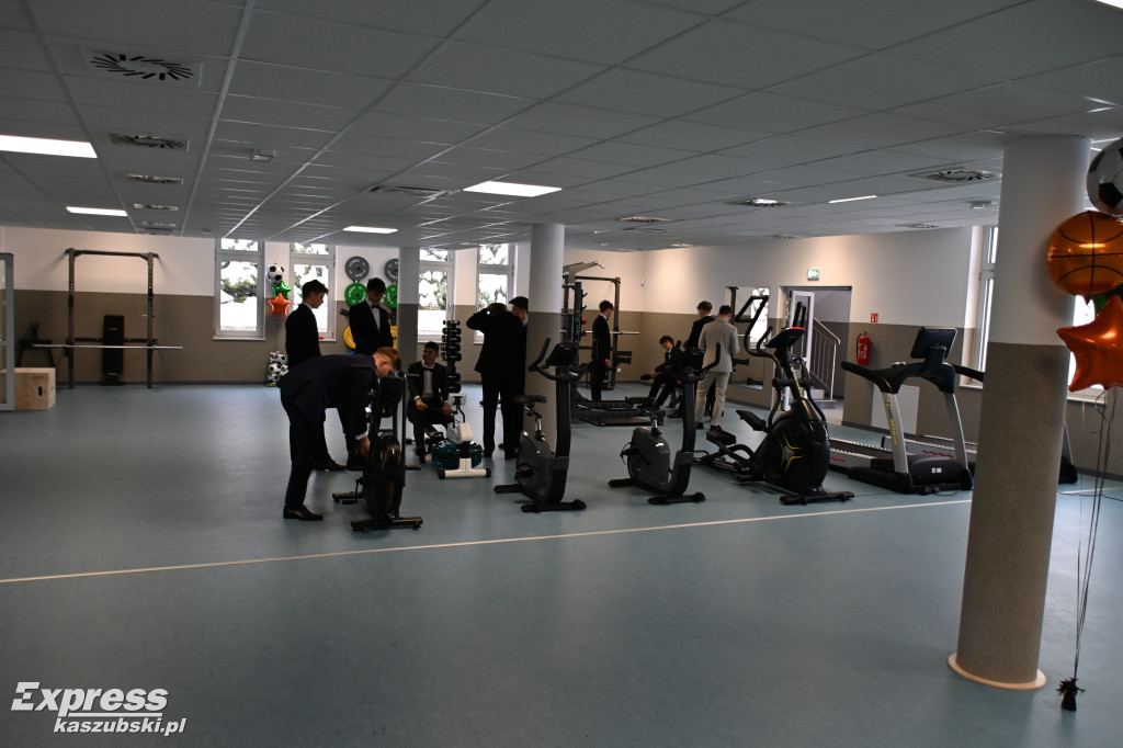 Rozbudowana sala sportowa \