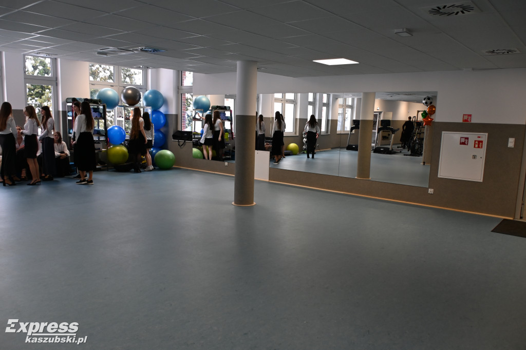 Rozbudowana sala sportowa \