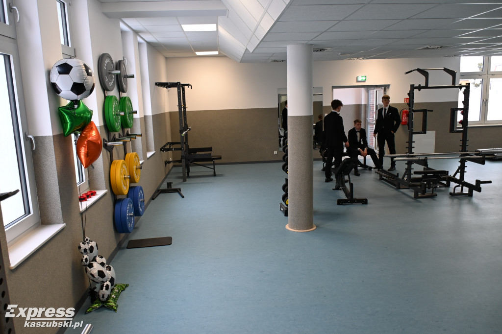 Rozbudowana sala sportowa \