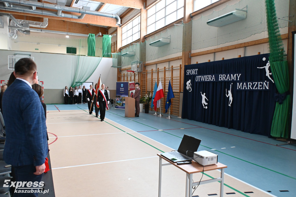 Rozbudowana sala sportowa \