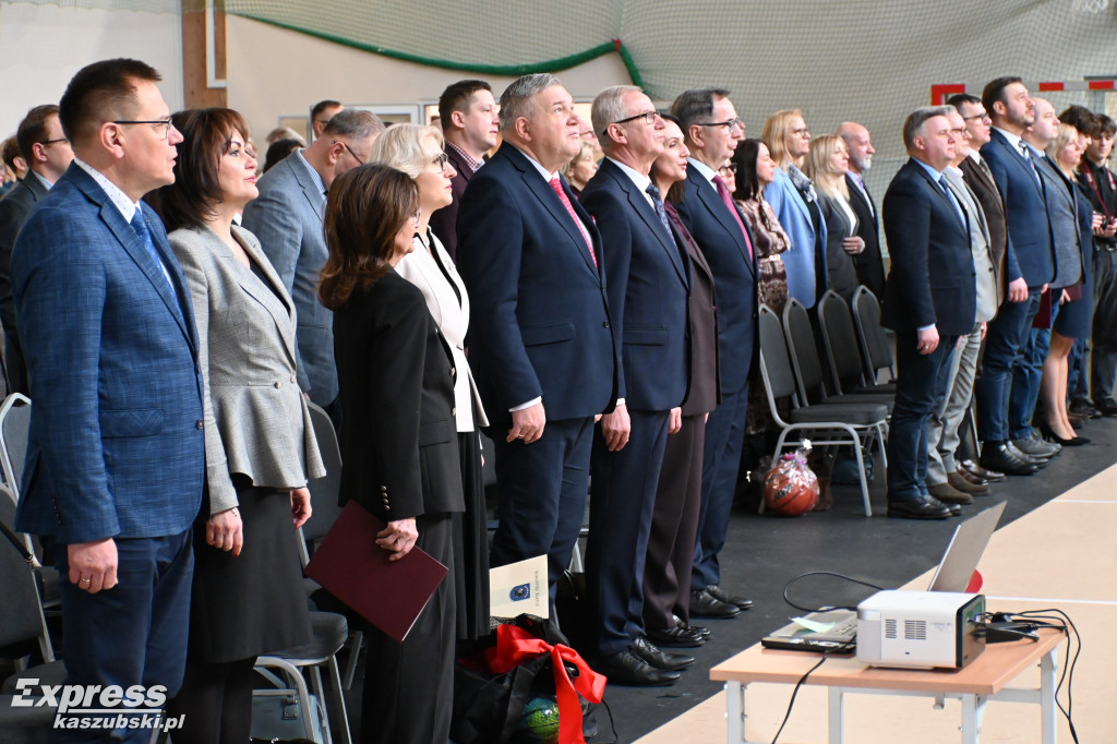 Rozbudowana sala sportowa \