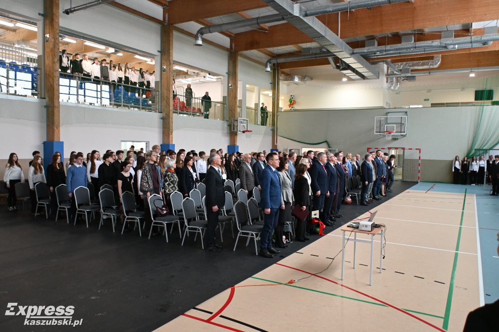 Rozbudowana sala sportowa \