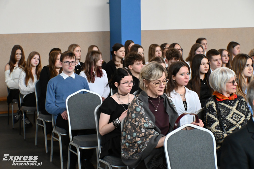 Rozbudowana sala sportowa \