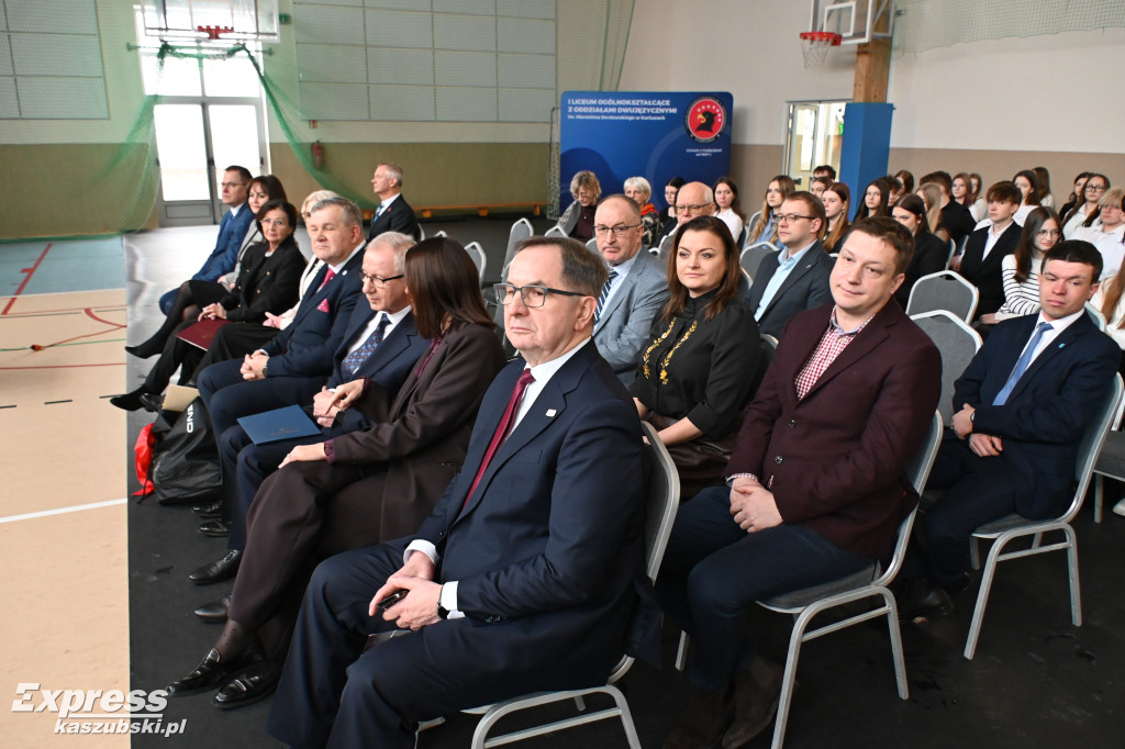 Rozbudowana sala sportowa \