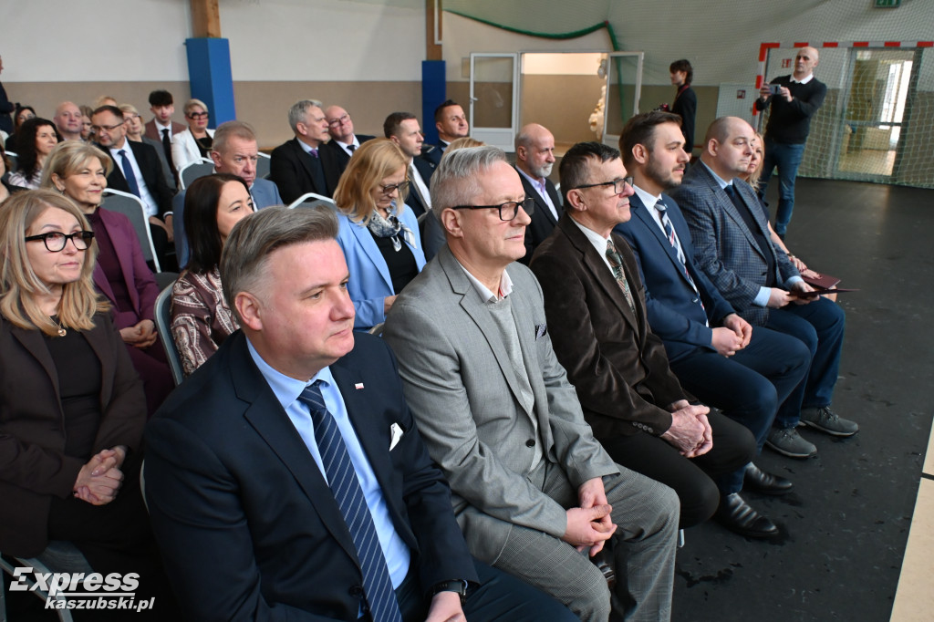 Rozbudowana sala sportowa \