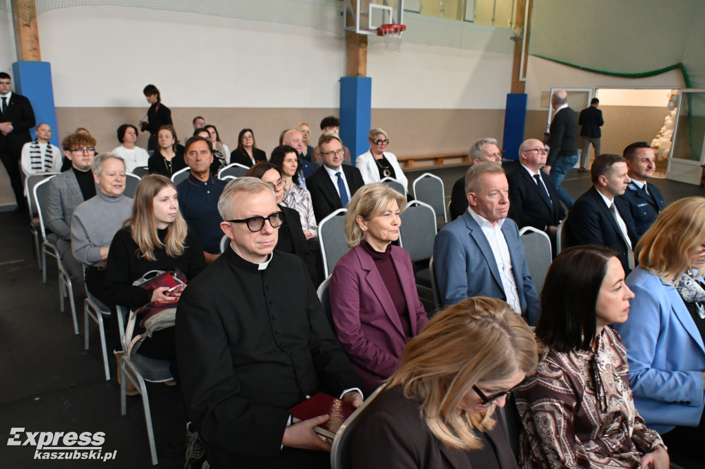 Rozbudowana sala sportowa \