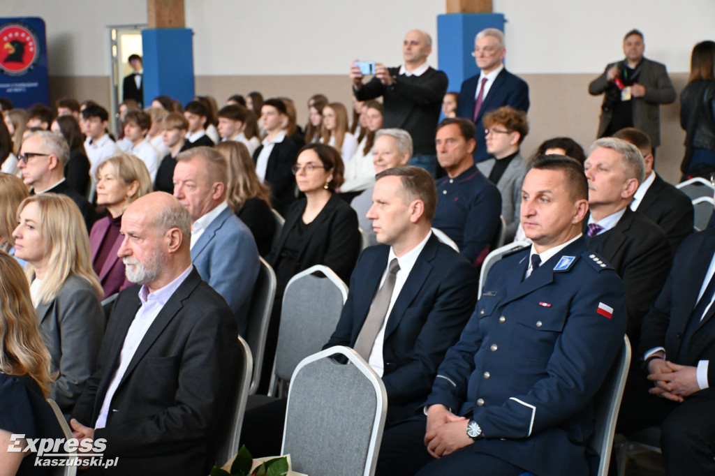 Rozbudowana sala sportowa \