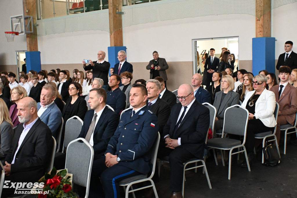 Rozbudowana sala sportowa \