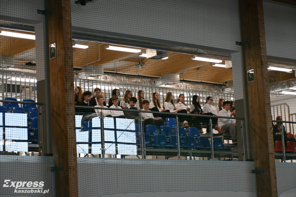 Rozbudowana sala sportowa \