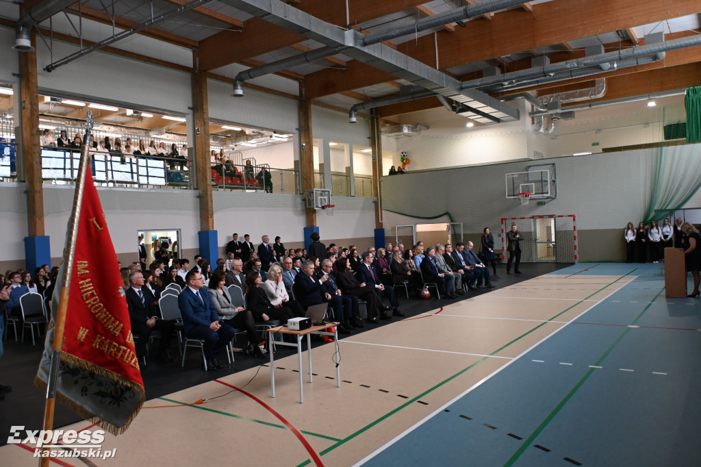 Rozbudowana sala sportowa \