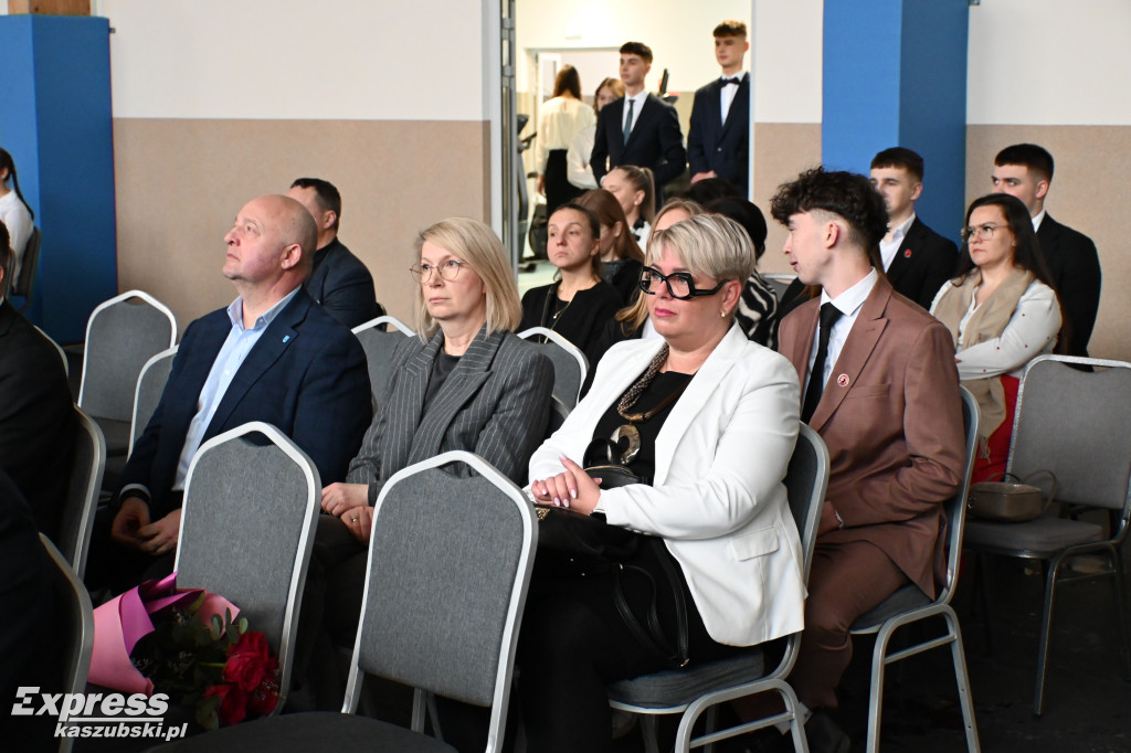 Rozbudowana sala sportowa \