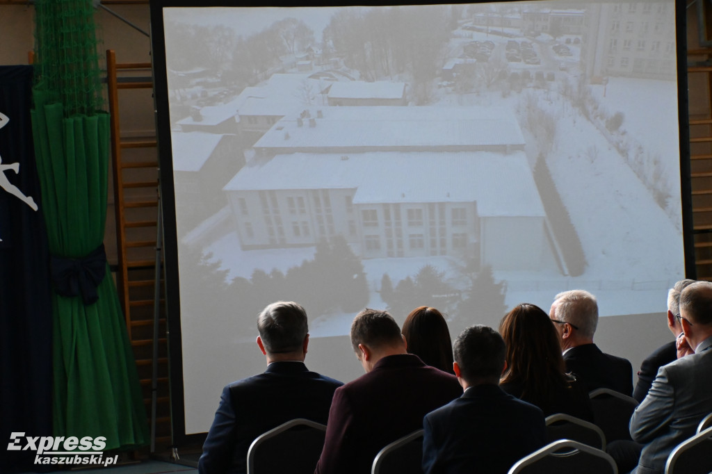 Rozbudowana sala sportowa \