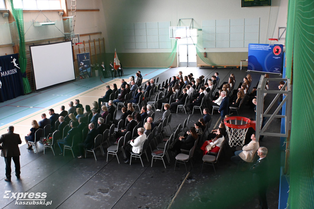 Rozbudowana sala sportowa \