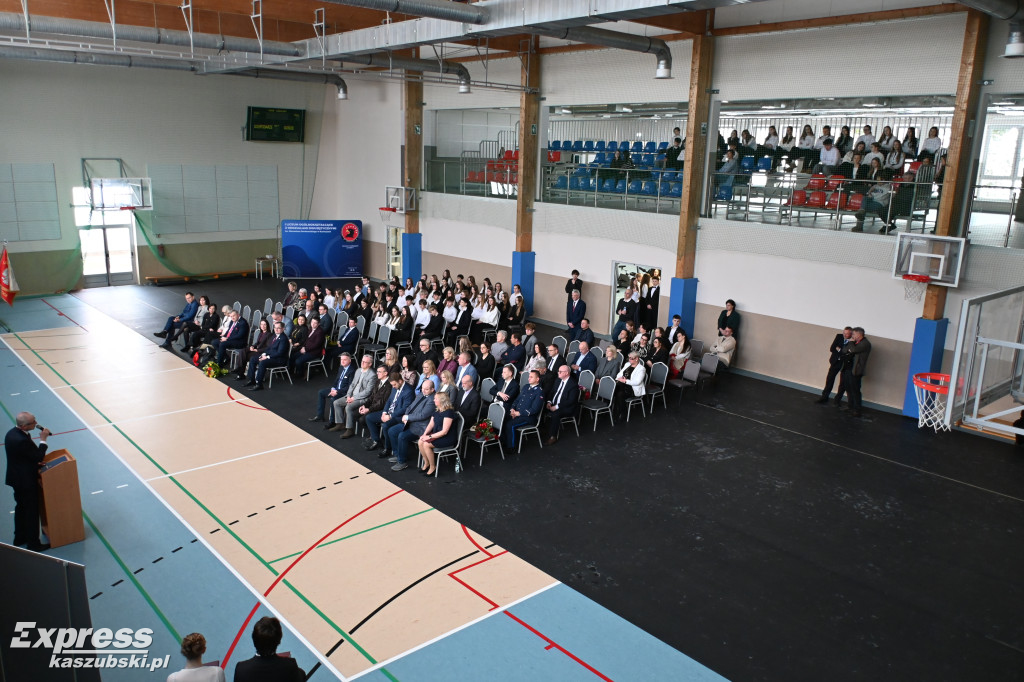 Rozbudowana sala sportowa \