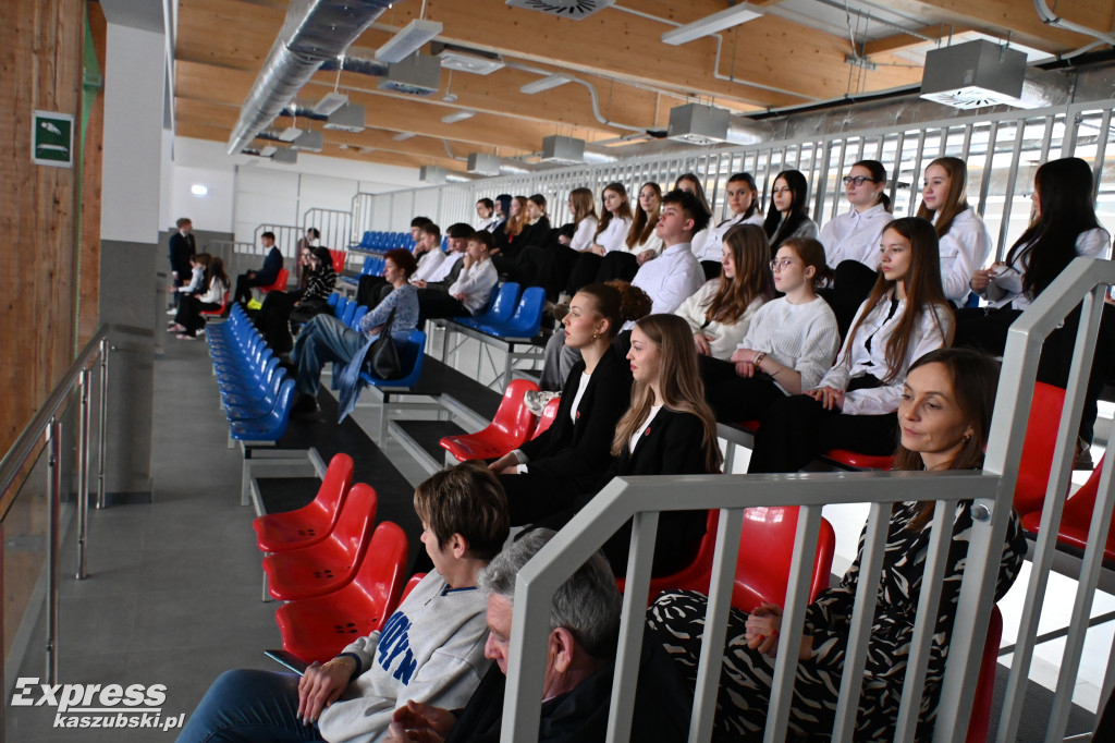 Rozbudowana sala sportowa \