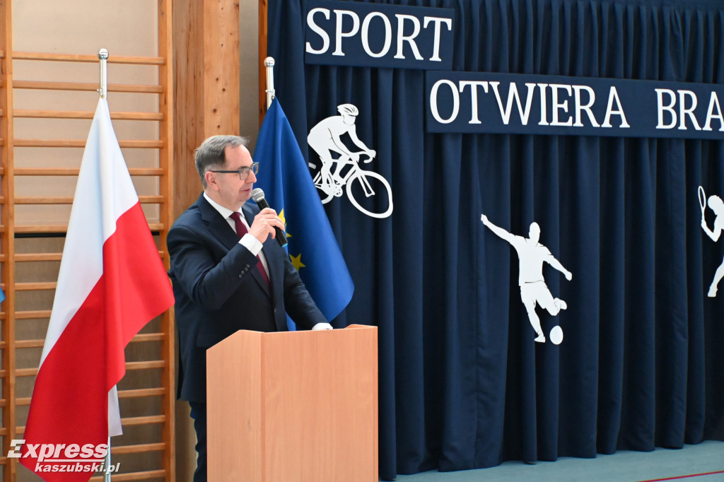 Rozbudowana sala sportowa \