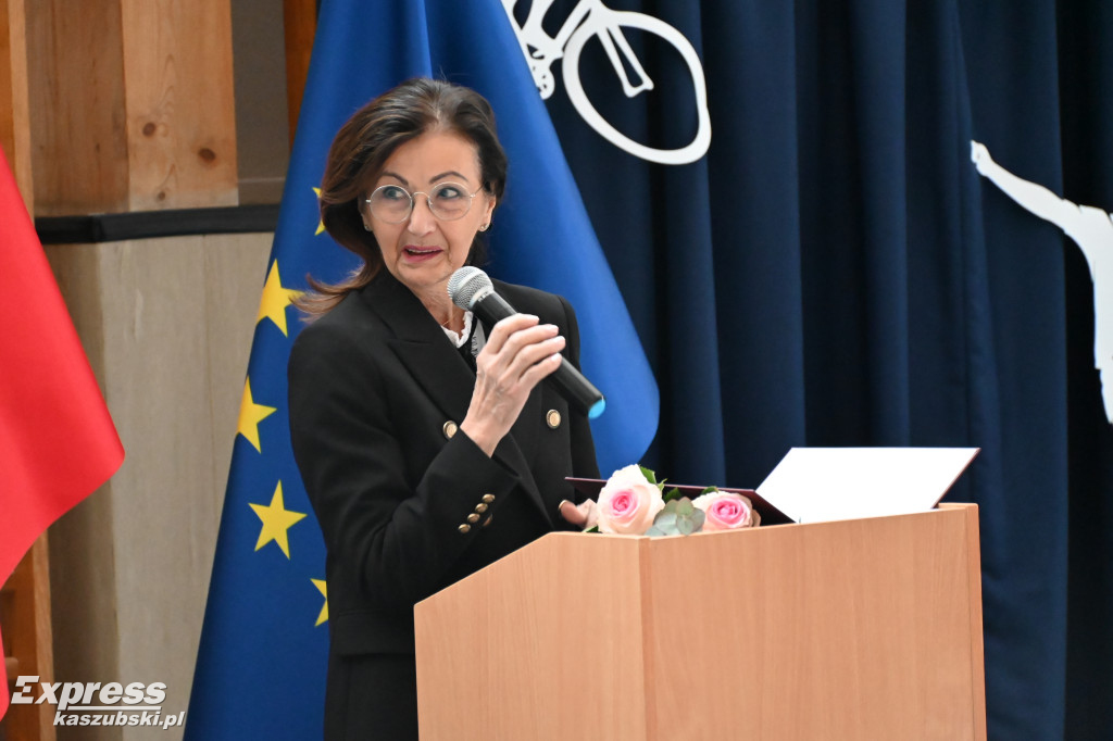 Rozbudowana sala sportowa \