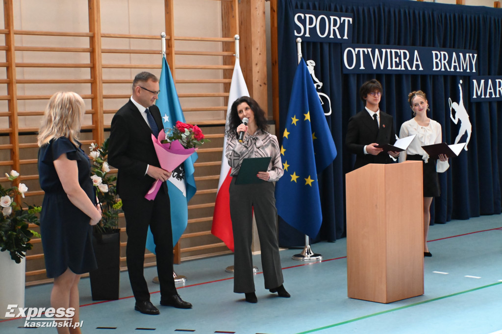 Rozbudowana sala sportowa \