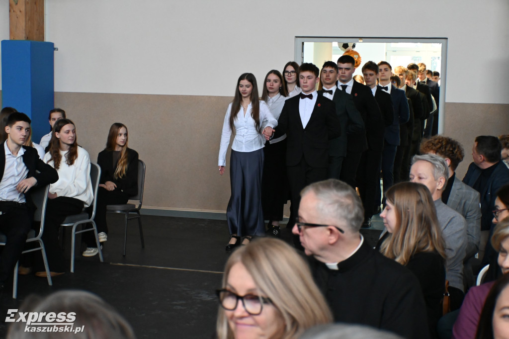 Rozbudowana sala sportowa \