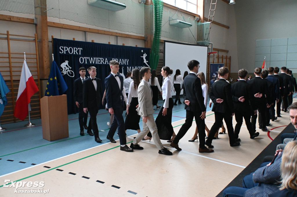 Rozbudowana sala sportowa \