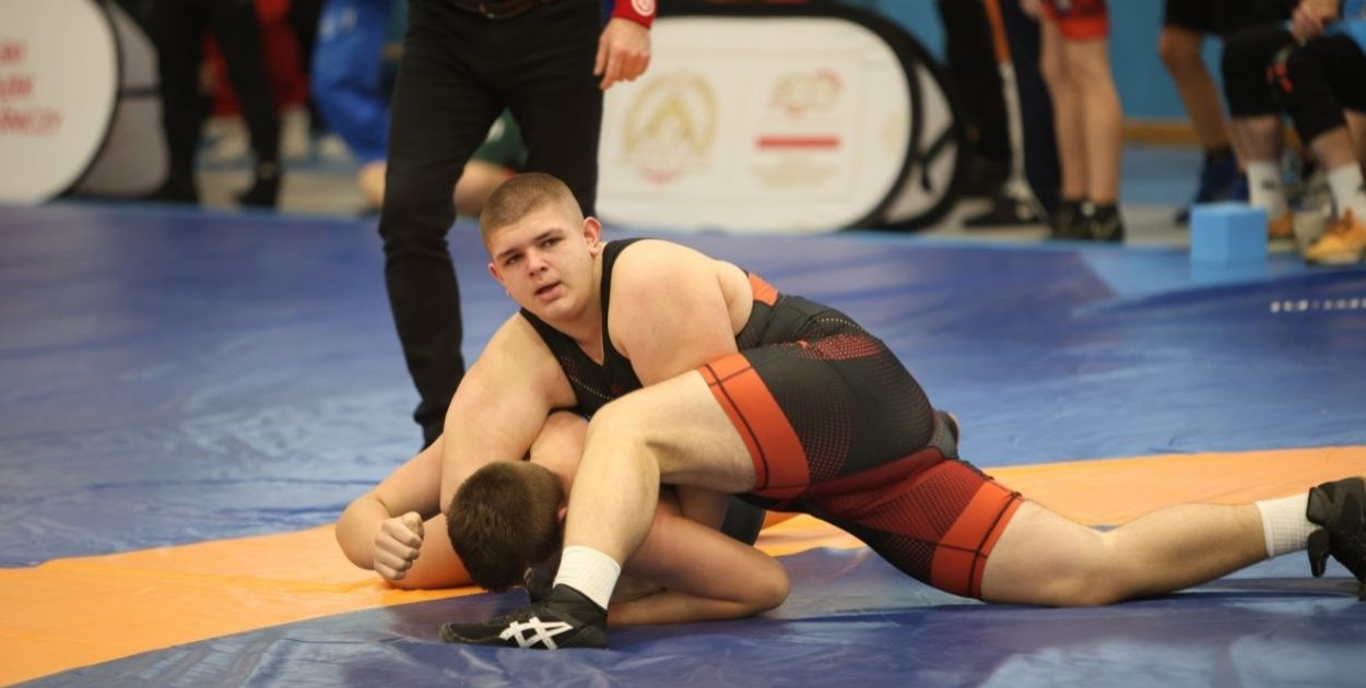 Złote medale dla Żukowa: sukces młodych zapaśników na mistrzostwach