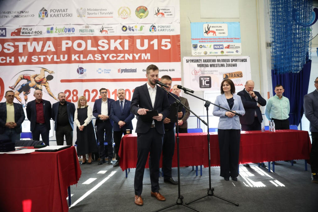 Złote medale dla Żukowa: sukces młodych zapaśników na mistrzostwach