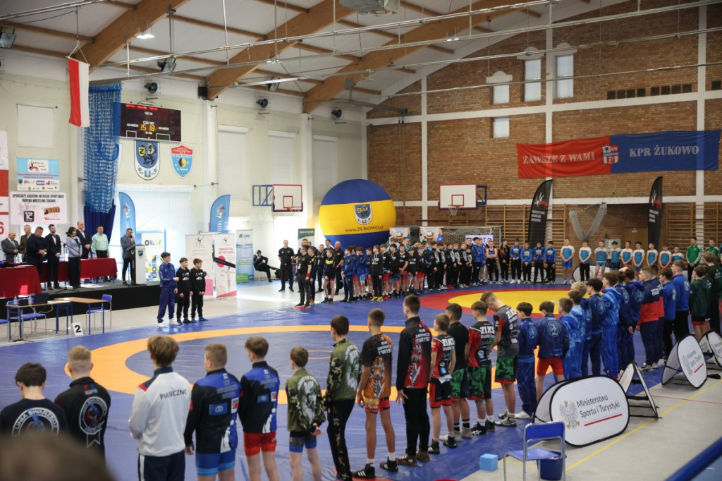 Złote medale dla Żukowa: sukces młodych zapaśników na mistrzostwach