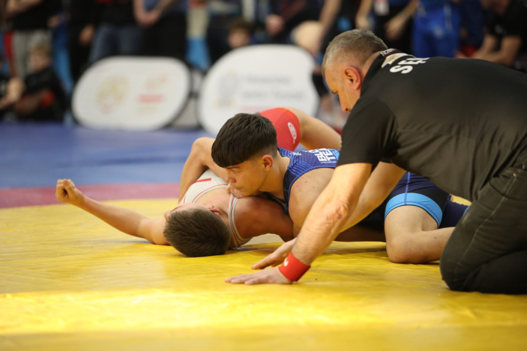 Złote medale dla Żukowa: sukces młodych zapaśników na mistrzostwach