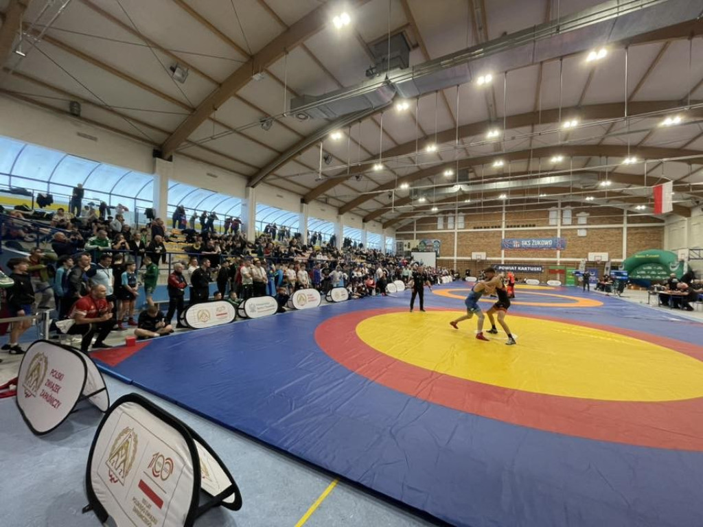 Złote medale dla Żukowa: sukces młodych zapaśników na mistrzostwach