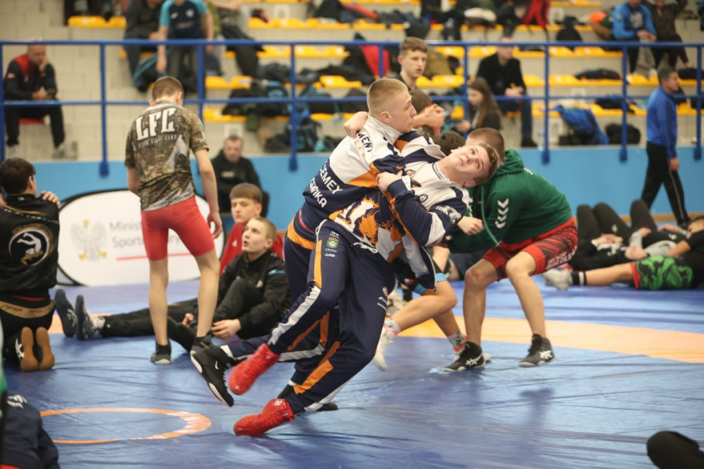 Złote medale dla Żukowa: sukces młodych zapaśników na mistrzostwach