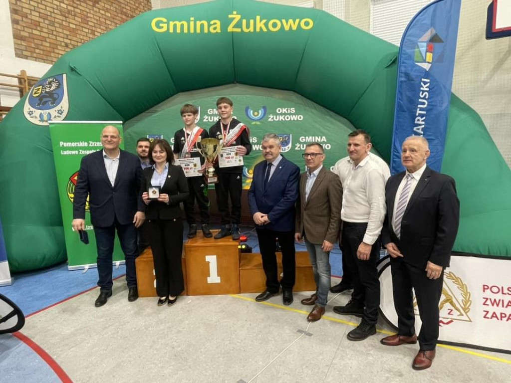 Złote medale dla Żukowa: sukces młodych zapaśników na mistrzostwach