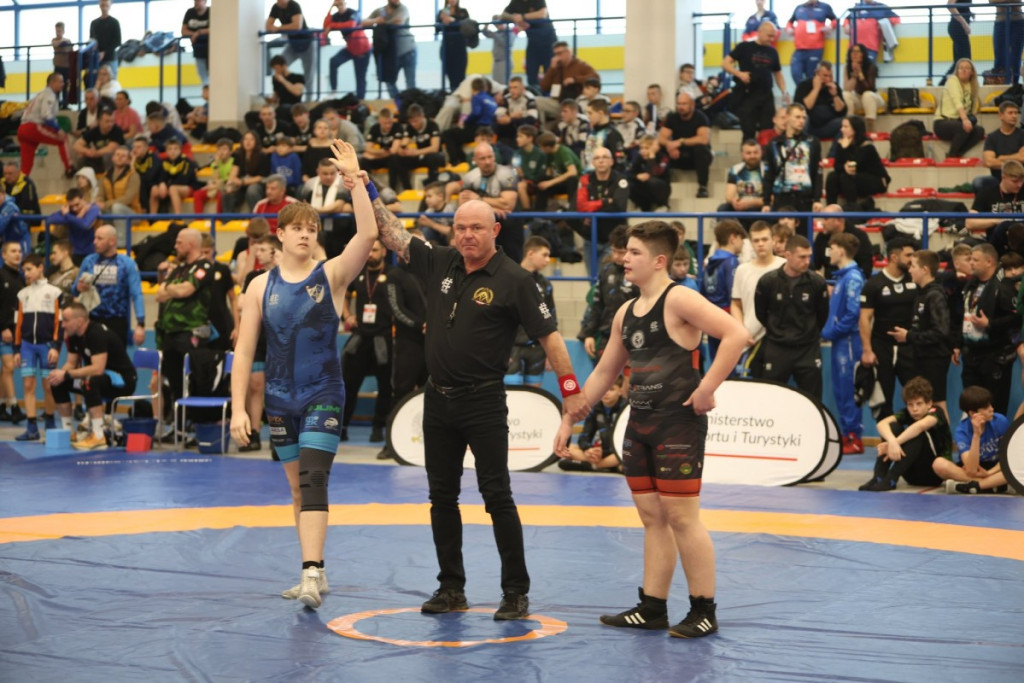 Złote medale dla Żukowa: sukces młodych zapaśników na mistrzostwach