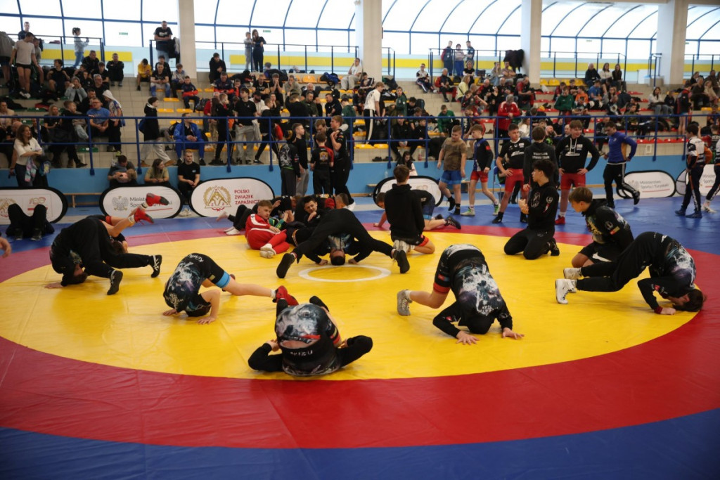 Złote medale dla Żukowa: sukces młodych zapaśników na mistrzostwach