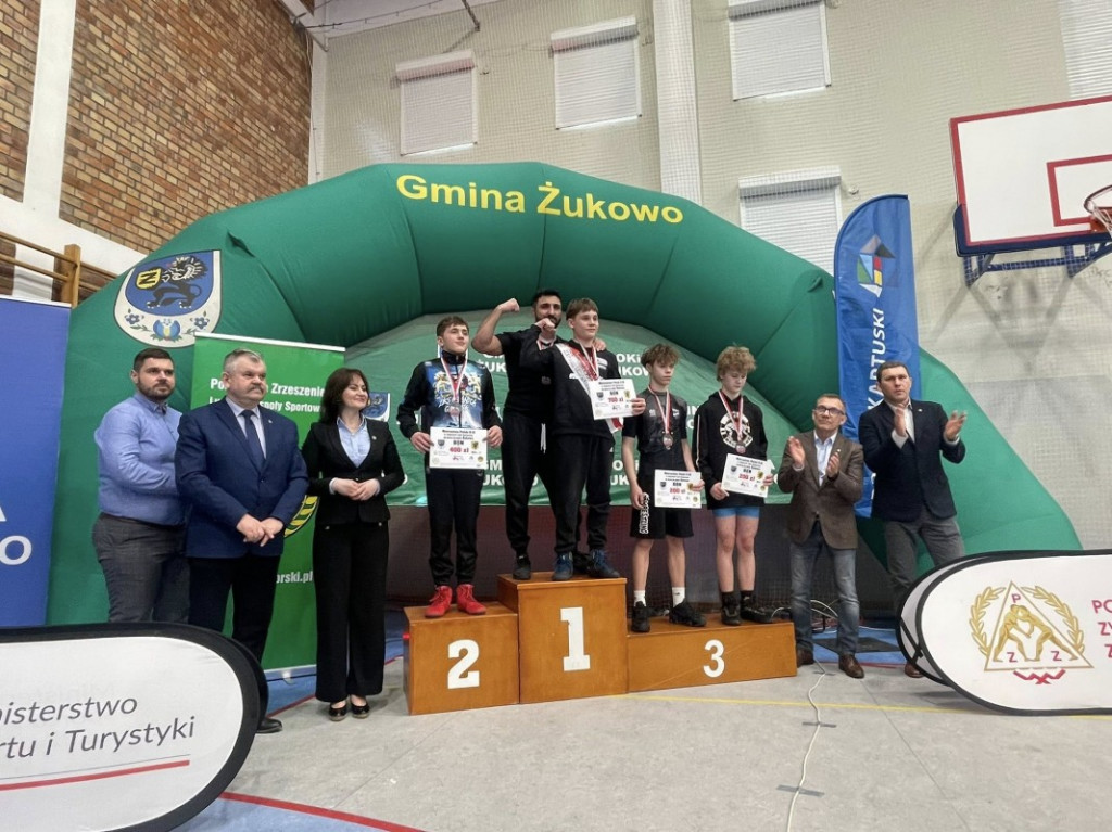 Złote medale dla Żukowa: sukces młodych zapaśników na mistrzostwach