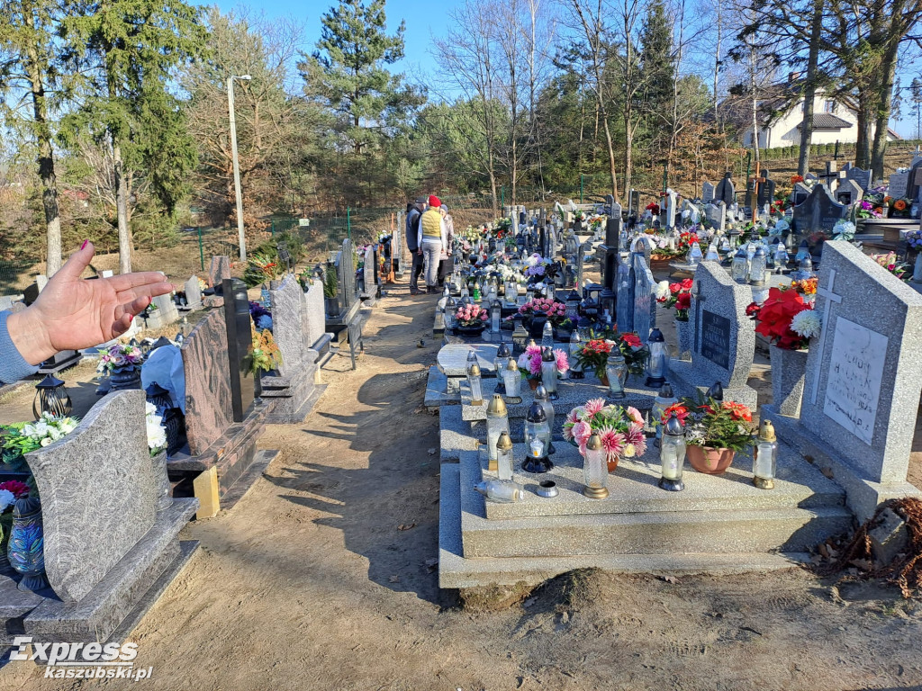 Z cmentarza w Niestępowie zniknęły krzyże