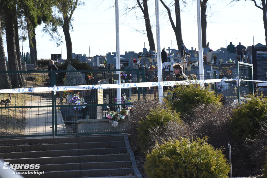 Z cmentarza w Niestępowie zniknęły krzyże