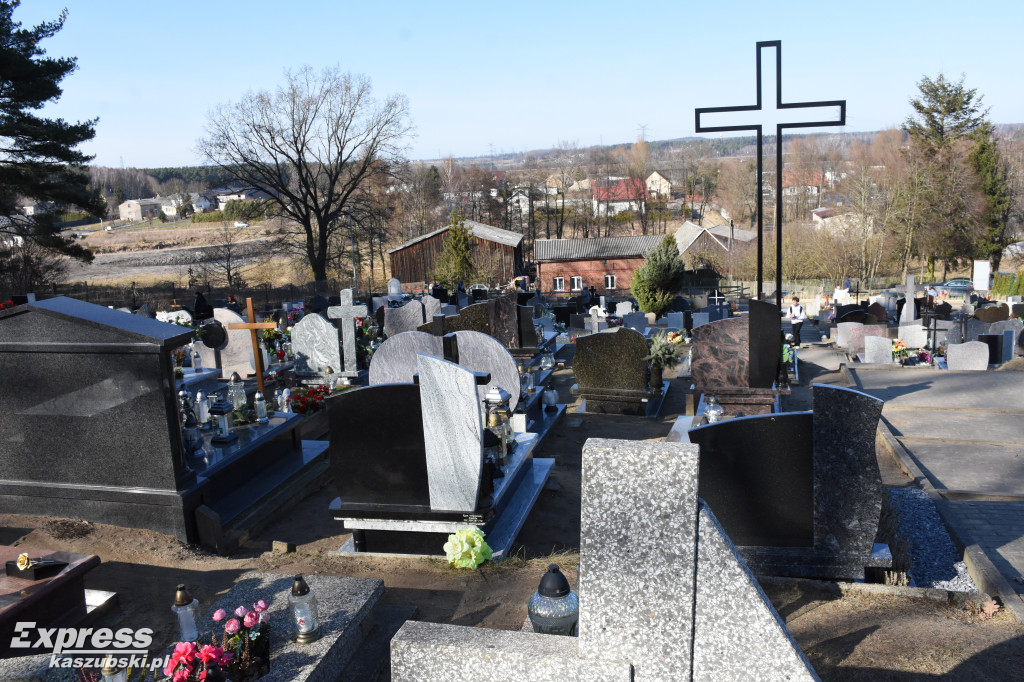 Z cmentarza w Niestępowie zniknęły krzyże