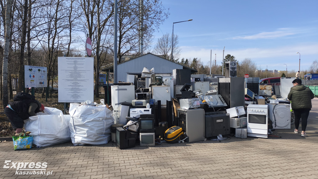 Akcja kwiaty za elektroodpady w Kartuzach