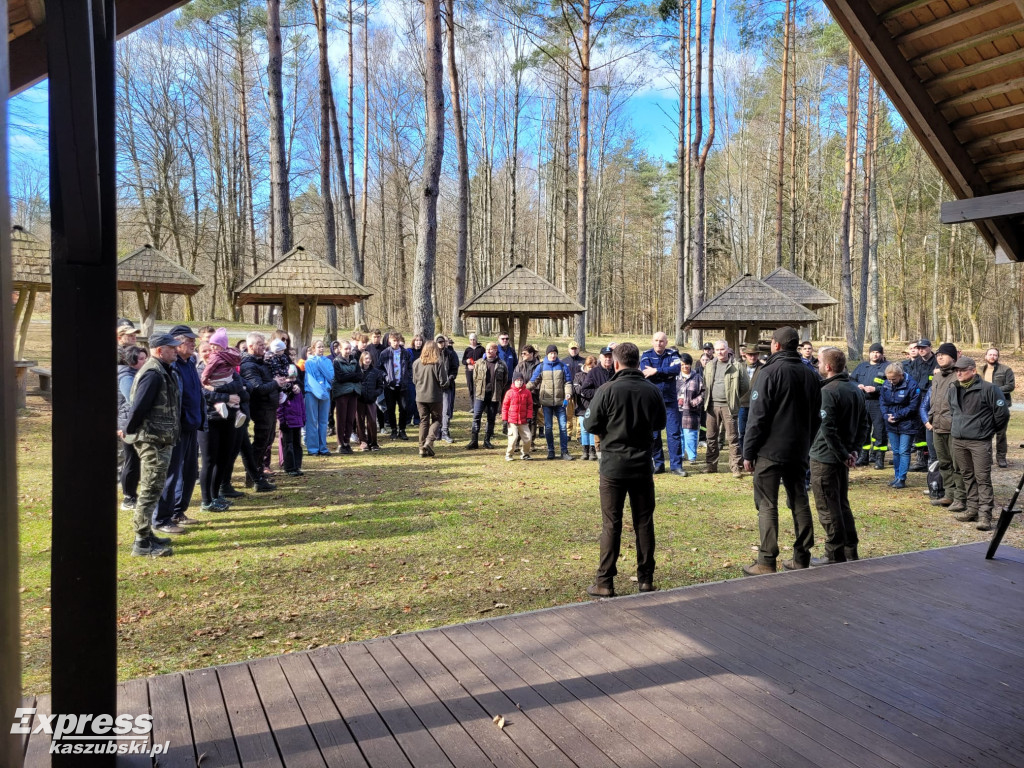 Wspólne sadzenie lasu w Bąckiej Hucie