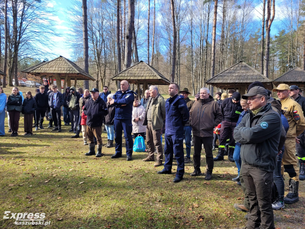Wspólne sadzenie lasu w Bąckiej Hucie
